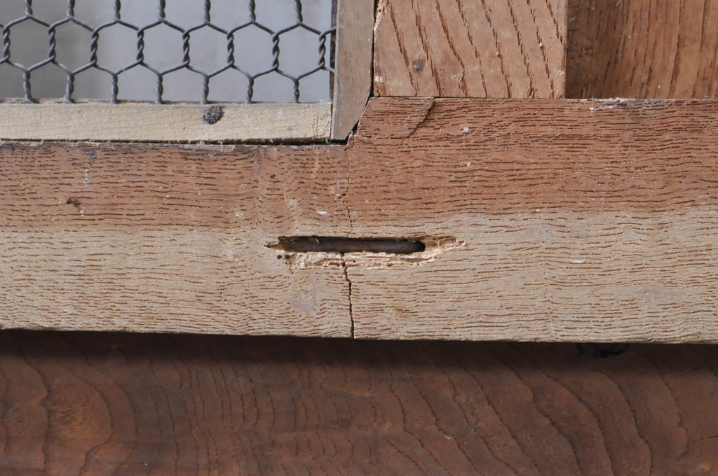 アンティーク建具　総欅(ケヤキ)材　鏡板1枚板　重厚感のある佇まいが魅力の升目(マス目)格子蔵戸1枚(きつね格子、狐格子、格子戸、玄関戸、引き戸)(R-068317)