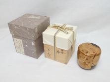 【骨董買取】山中漆器　伝統工芸士　蒔絵師　吉田華正(Yoshita Kasho/利昭)　誰ヶ袖　秋柄　蒔絵　大棗(鹿の子梨子地、誰が袖、草花、菊、螺鈿)を買取りました。