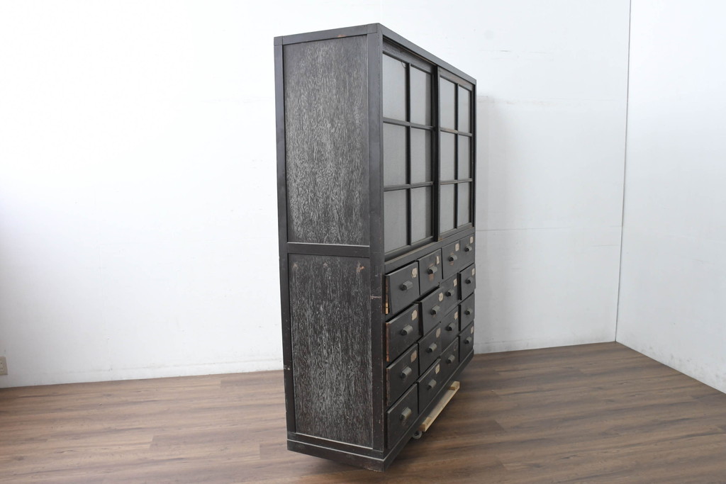 アンティーク家具　収納力抜群　16杯の引き出しが付いたガラス戸棚(収納棚)(R-037286)