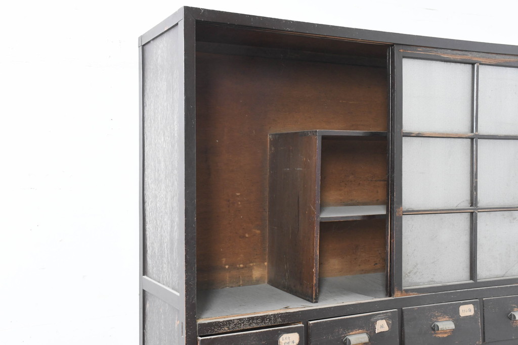 アンティーク家具　収納力抜群　16杯の引き出しが付いたガラス戸棚(収納棚)(R-037286)