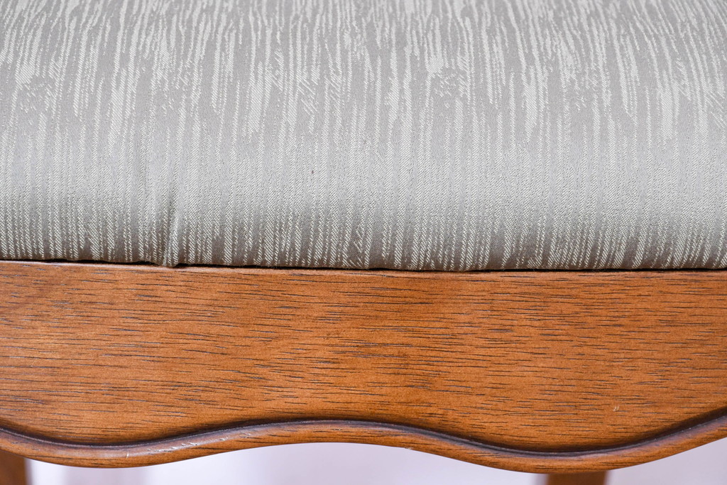 中古　アメリカ　落ち着いた色合いとクラシカルな装飾が調和した高級感あふれるチェア4脚セット(ダイニングチェア、椅子、イス、バラ売り可能)(R-084388)