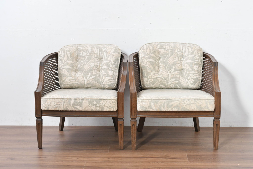 中古　展示品　美品　カリモク家具(karimoku)　domani(ドマーニ)　QUEENS LIFE(クイーンズライフ)　優雅なフォルムと柔らかな色合いでどんな空間にも馴染む!クラシカルな1人掛けソファ2脚セット(1Pソファ、一人掛けソファ、バラ売り可能)(定価2脚で約36万円)(R-084303)