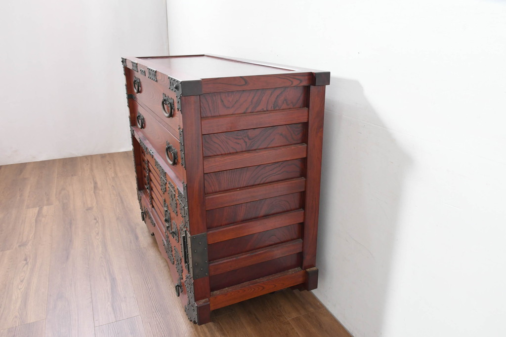 中古　美品　高級工芸家具　閂(かんぬき)付き　職人手作り!!重厚な手打ち金具に欅(ケヤキ)の風合いと漆の艶調和が目を惹く三国デザインの車箪笥(和タンス、収納箪笥、整理箪笥、戸棚、キャビネット)(製作費推定250万円)(R-084337)