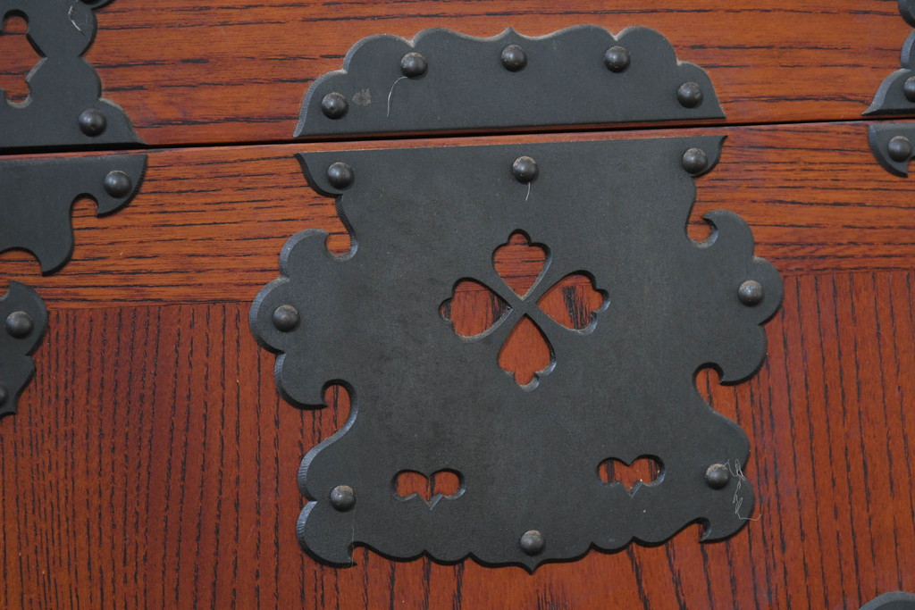 中古　美品　高級工芸家具　閂(かんぬき)付き　職人手作り!!重厚な手打ち金具に欅(ケヤキ)の風合いと漆の艶調和が目を惹く三国デザインの車箪笥(和タンス、収納箪笥、整理箪笥、戸棚、キャビネット)(製作費推定250万円)(R-084337)