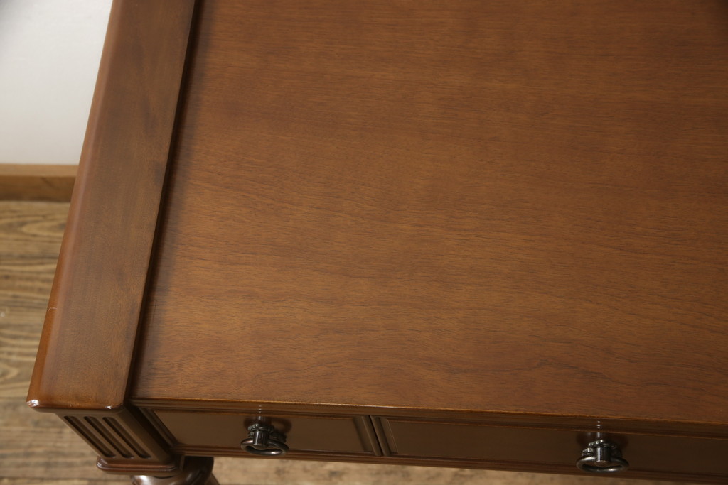 中古　美品　国会議事堂納品の高級家具メーカー　徳田家具　特徴的な脚のデザインが目を引くクラシカルなデスク(ワークデスク、在宅ワーク用、サイドテーブル、作業台)(R-058343)