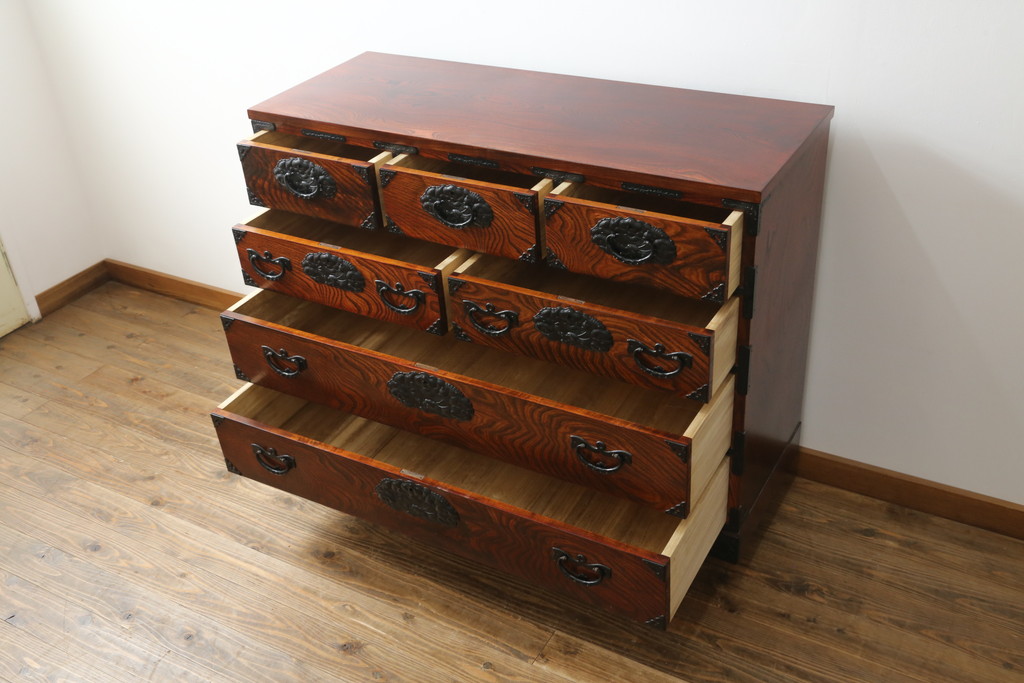 中古　美品　岩谷堂箪笥　力強い木目と存在感のある龍の金具が目を惹くチェスト(引き出し、サイドボード、サイドチェスト、和箪笥、収納箪笥、衣装箪笥、整理箪笥)(R-076739)