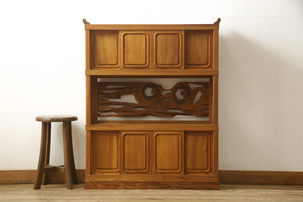 ビンテージ家具　未使用展示品　三方肥松(老松、アブラマツ)　珍しい材でつくられた、木目の美しさが目を引く茶棚(収納棚、茶箪笥、飾り棚、ヴィンテージ)(R-053567)