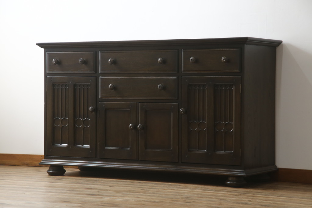 イギリスヴィンテージ　ビンテージ家具　ERCOL(アーコール)　クラシカルな佇まいが魅力的な希少モデルのサイドボード(収納棚、戸棚、キャビネット)(R-051407)