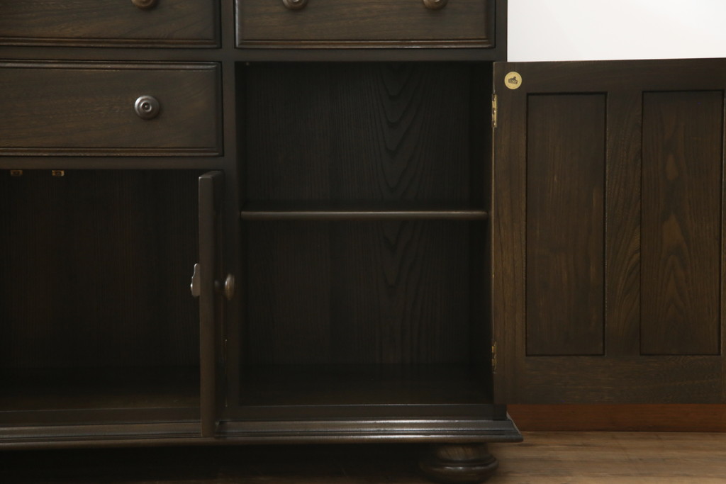 イギリスヴィンテージ　ビンテージ家具　ERCOL(アーコール)　クラシカルな佇まいが魅力的な希少モデルのサイドボード(収納棚、戸棚、キャビネット)(R-051407)