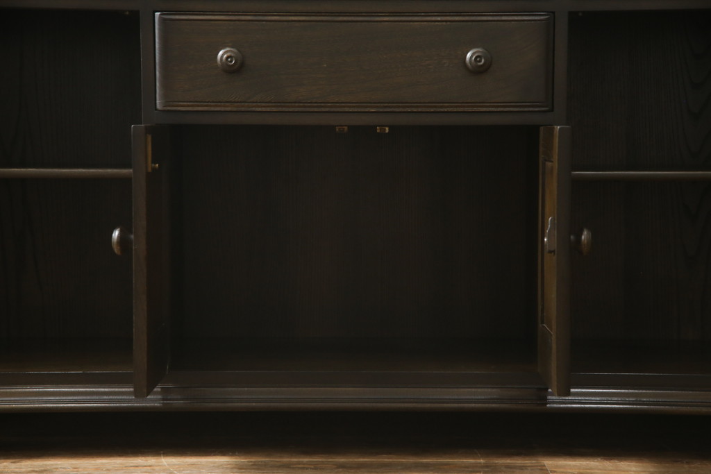 イギリスヴィンテージ　ビンテージ家具　ERCOL(アーコール)　クラシカルな佇まいが魅力的な希少モデルのサイドボード(収納棚、戸棚、キャビネット)(R-051407)