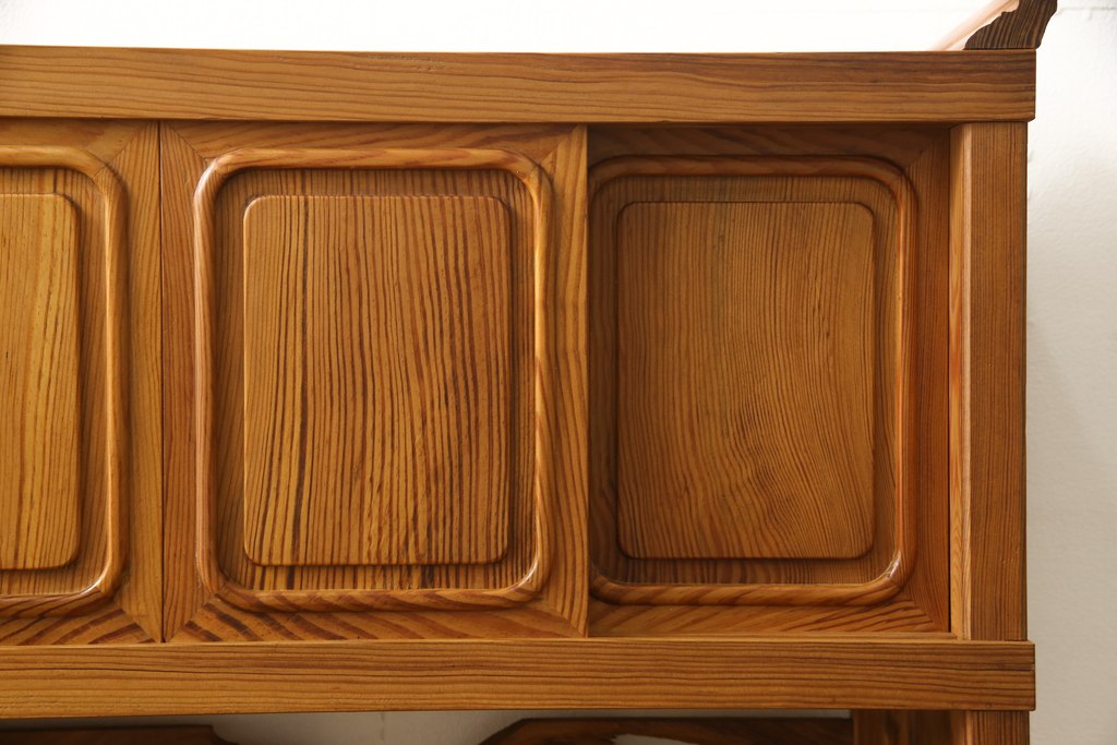 ビンテージ家具　未使用展示品　三方肥松(老松、アブラマツ)　珍しい材でつくられた、木目の美しさが目を引く茶棚(収納棚、茶箪笥、飾り棚、ヴィンテージ)(R-053567)