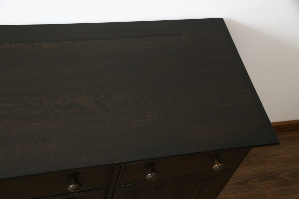 イギリスヴィンテージ　ビンテージ家具　ERCOL(アーコール)　クラシカルな佇まいが魅力的な希少モデルのサイドボード(収納棚、戸棚、キャビネット)(R-051407)