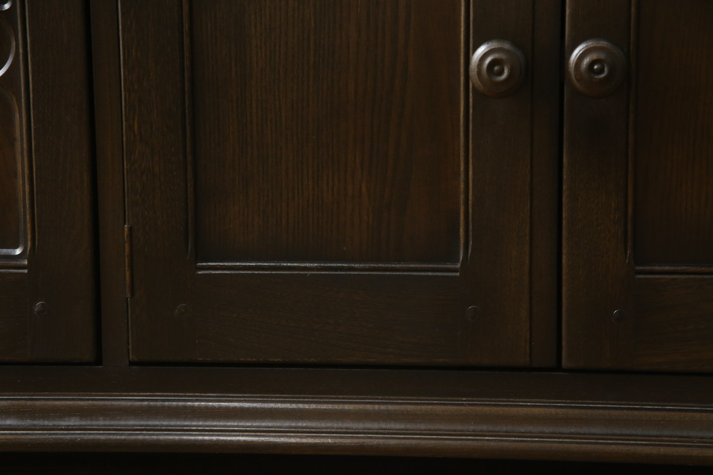 イギリスヴィンテージ　ビンテージ家具　ERCOL(アーコール)　クラシカルな佇まいが魅力的な希少モデルのサイドボード(収納棚、戸棚、キャビネット)(R-051407)
