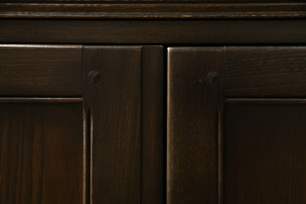 イギリスヴィンテージ　ビンテージ家具　ERCOL(アーコール)　クラシカルな佇まいが魅力的な希少モデルのサイドボード(収納棚、戸棚、キャビネット)(R-051407)