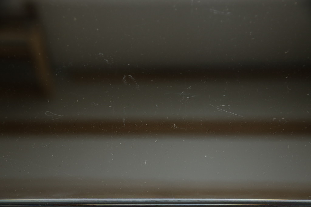 中古　美品　ガラス天板付き　輪島塗り　沈金　緻密な松葉模様のモダンな座卓(ローテーブル、センターテーブル)(R-058286)