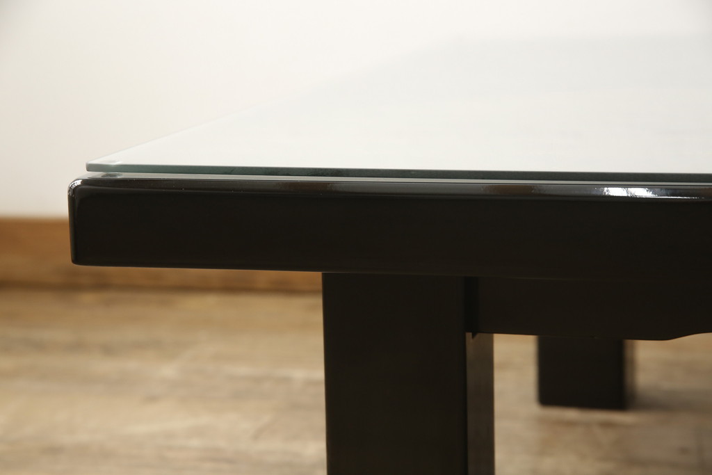 中古　美品　ガラス天板付き　輪島塗り　沈金　緻密な松葉模様のモダンな座卓(ローテーブル、センターテーブル)(R-058286)