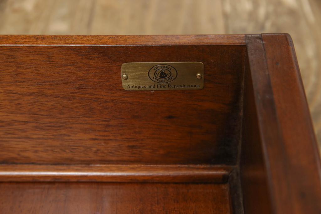 イギリスビンテージ　レザートップに施されたアンティーク調の模様が可愛らしいバタフライサイドテーブル(バタフライテーブル、ナイトテーブル、キャスター付き、ヴィンテージ)(R-061618)