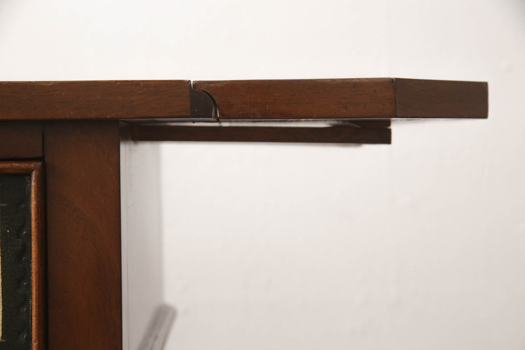 イギリスビンテージ　レザートップに施されたアンティーク調の模様が可愛らしいバタフライサイドテーブル(バタフライテーブル、ナイトテーブル、キャスター付き、ヴィンテージ)(R-061618)