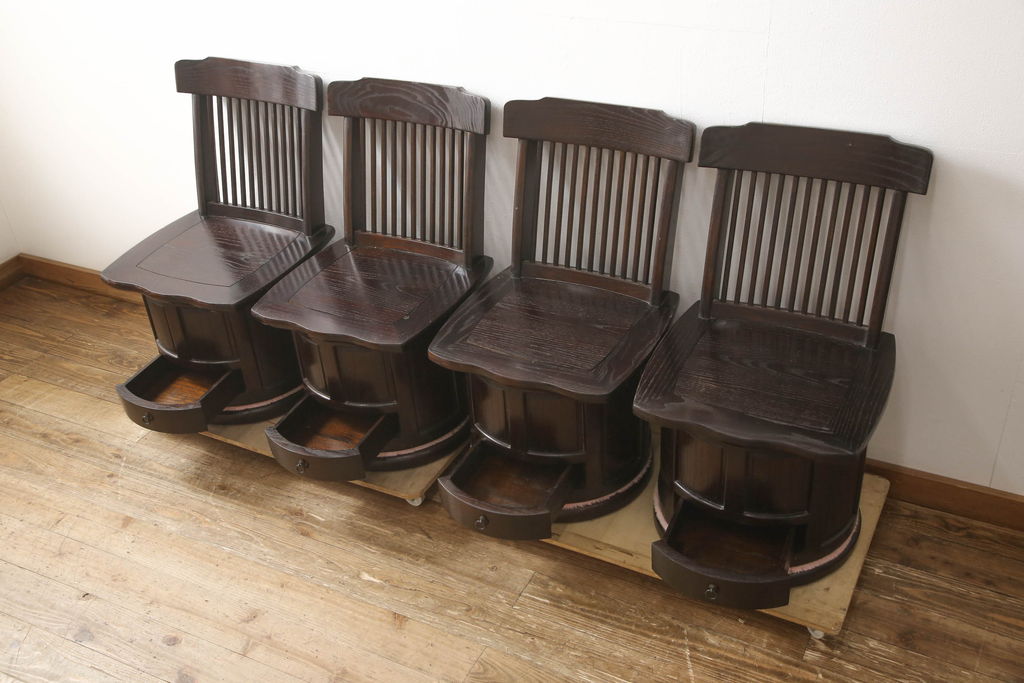 中古　美品　広島県　博永家具　漆塗り　便利な収納付き!!シックな色合いと和モダンデザインが魅力的な囲炉裏テーブルセット(ダイニングテーブル、ラウンドテーブル、4人掛け、4P、ダイニングチェア、板座チェア、椅子、イス、いす、食卓、木製火鉢)(定価約130万円)(R-062789)