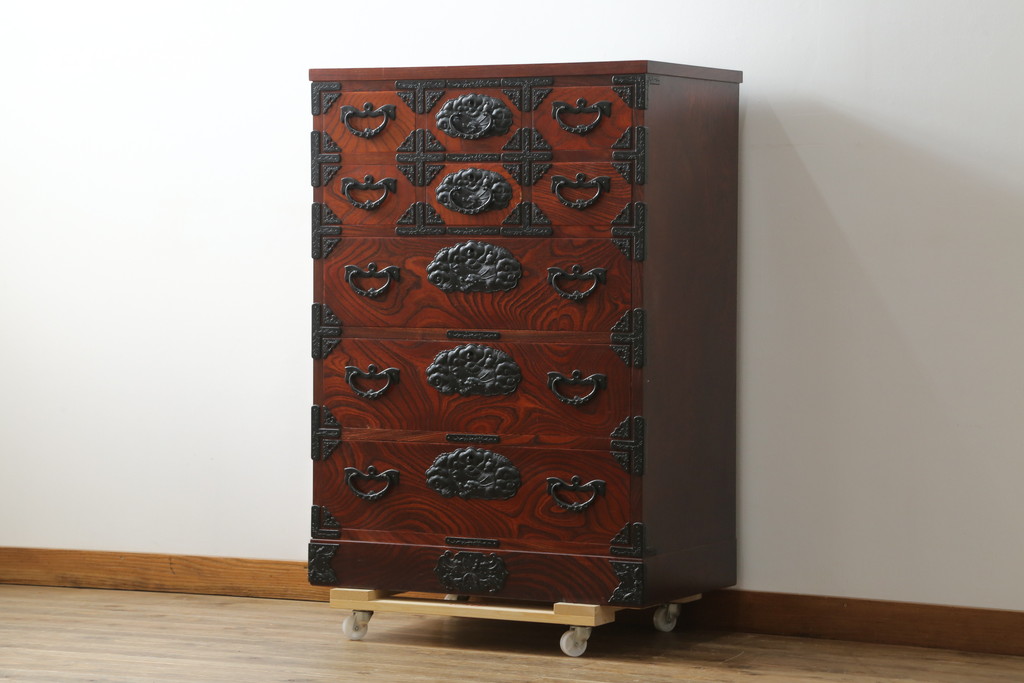 中古　美品　岩谷堂箪笥　美しい木目と存在感のある龍の金具が目を惹く和箪笥(引き出し、サイドチェスト、収納箪笥、衣装箪笥、整理箪笥)(R-076773)