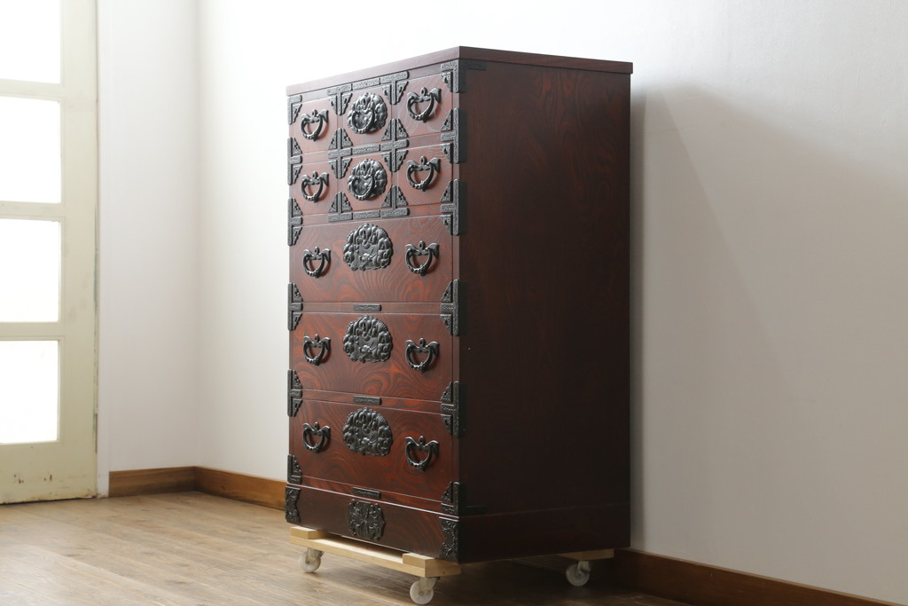 中古　美品　岩谷堂箪笥　美しい木目と存在感のある龍の金具が目を惹く和箪笥(引き出し、サイドチェスト、収納箪笥、衣装箪笥、整理箪笥)(R-076773)