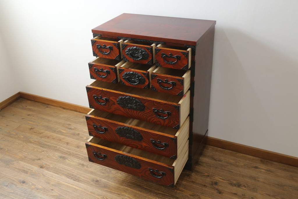 中古　美品　岩谷堂箪笥　美しい木目と存在感のある龍の金具が目を惹く和箪笥(引き出し、サイドチェスト、収納箪笥、衣装箪笥、整理箪笥)(R-076773)