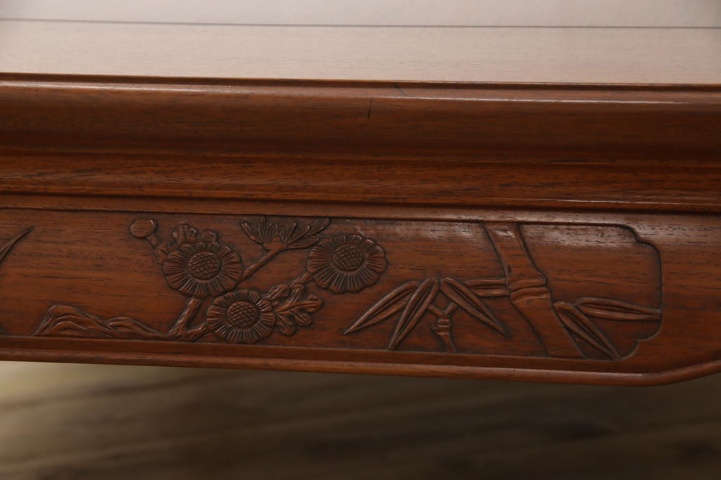 中古　大阪唐木指物　紫檀(シタン)材　丸みを帯びたデザインの脚と帯板に施された彫刻が目を惹く座卓(ローテーブル、食卓、センターテーブル)(R-062760)
