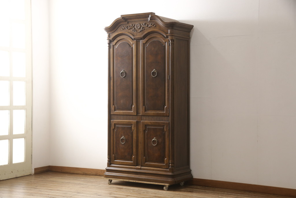 中古　美品　希少モデル　DREXEL HERITAGE(ドレクセルヘリテイジ)　Cameo Classics(キャメオクラシックス)　曲線的なデザインが優美な雰囲気を醸し出すキャビネット(収納棚、戸棚、ワードローブ)(R-058847)
