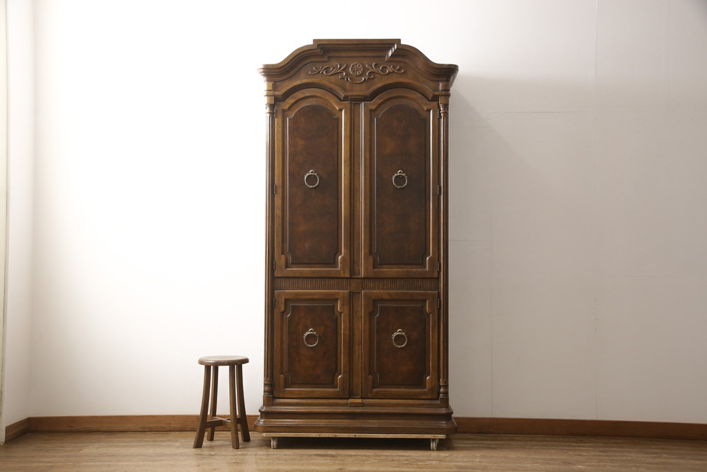 中古　美品　希少モデル　DREXEL HERITAGE(ドレクセルヘリテイジ)　Cameo Classics(キャメオクラシックス)　曲線的なデザインが優美な雰囲気を醸し出すキャビネット(収納棚、戸棚、ワードローブ)(R-058847)