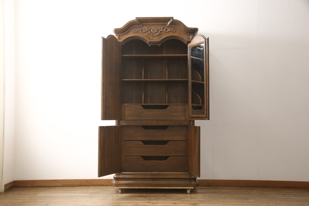 中古　美品　希少モデル　DREXEL HERITAGE(ドレクセルヘリテイジ)　Cameo Classics(キャメオクラシックス)　曲線的なデザインが優美な雰囲気を醸し出すキャビネット(収納棚、戸棚、ワードローブ)(R-058847)