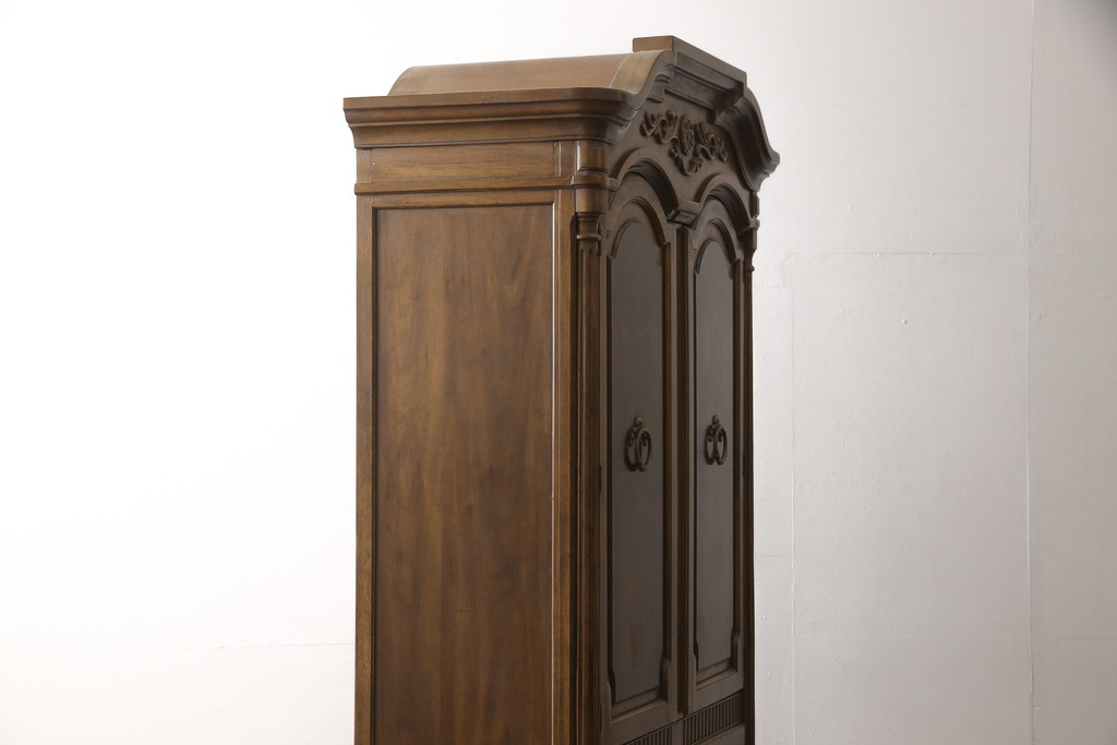 中古　美品　希少モデル　DREXEL HERITAGE(ドレクセルヘリテイジ)　Cameo Classics(キャメオクラシックス)　曲線的なデザインが優美な雰囲気を醸し出すキャビネット(収納棚、戸棚、ワードローブ)(R-058847)