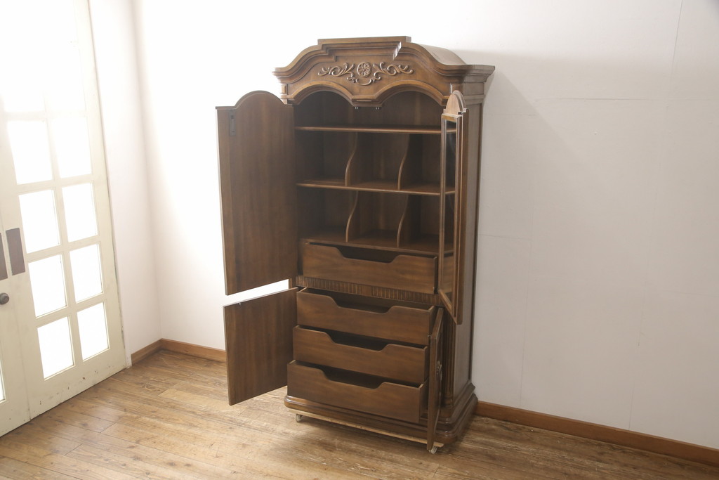 中古　美品　希少モデル　DREXEL HERITAGE(ドレクセルヘリテイジ)　Cameo Classics(キャメオクラシックス)　曲線的なデザインが優美な雰囲気を醸し出すキャビネット(収納棚、戸棚、ワードローブ)(R-058847)