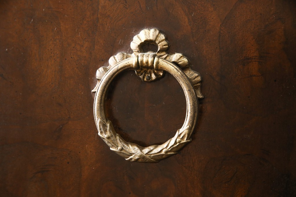 中古　美品　希少モデル　DREXEL HERITAGE(ドレクセルヘリテイジ)　Cameo Classics(キャメオクラシックス)　曲線的なデザインが優美な雰囲気を醸し出すキャビネット(収納棚、戸棚、ワードローブ)(R-058847)