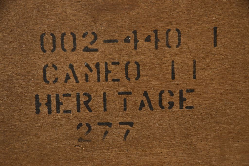 中古　美品　希少モデル　DREXEL HERITAGE(ドレクセルヘリテイジ)　Cameo Classics(キャメオクラシックス)　曲線的なデザインが優美な雰囲気を醸し出すキャビネット(収納棚、戸棚、ワードローブ)(R-058847)
