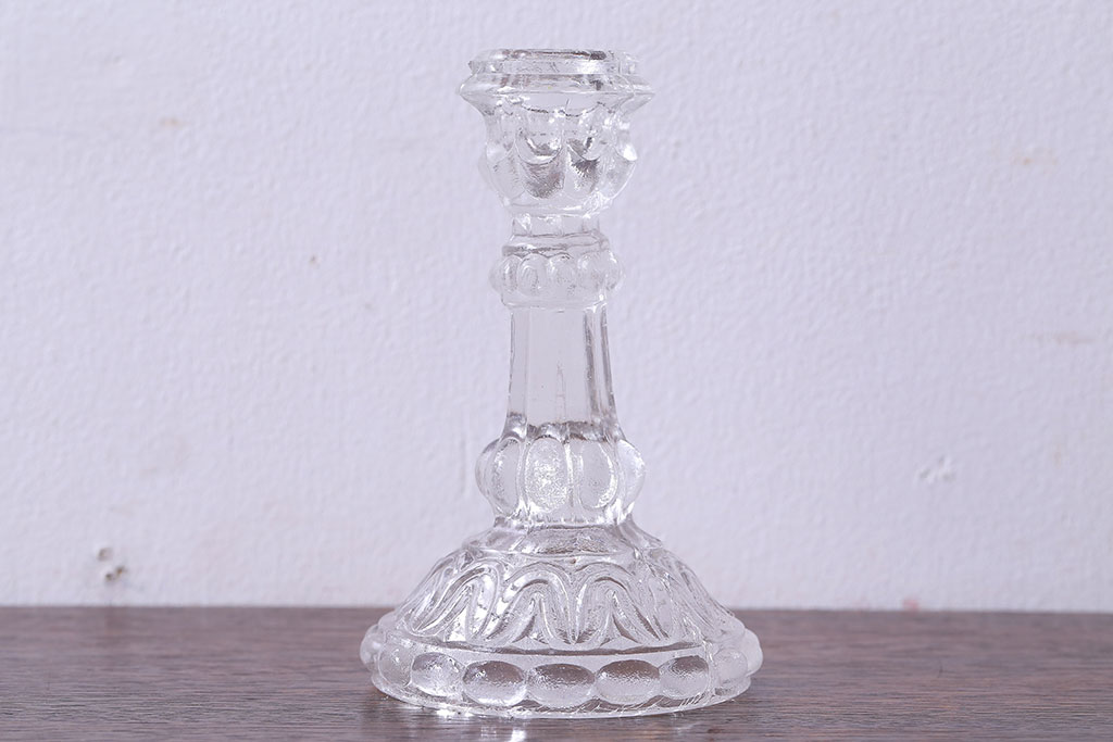 アンティーク雑貨　イギリスアンティーク 小振りで可愛らしいガラス製キャンドルスタンド(ろうそく立て、キャンドルホルダー)