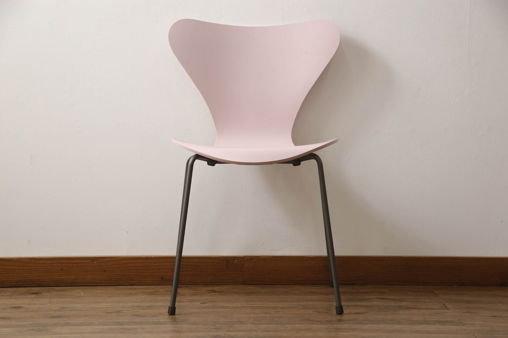 中古　新品同様!!　FRITZ HANSEN(フリッツハンセン)　SERIES 7(セブンチェア)　fh-3107ca-615　カラードアッシュ　ペールローズ(PALE ROSE)　北欧モダンなお部屋におすすめ!シャープな脚がお洒落なダイニングチェア(板座チェア、椅子、イス)(定価約7万円)(R-066553)