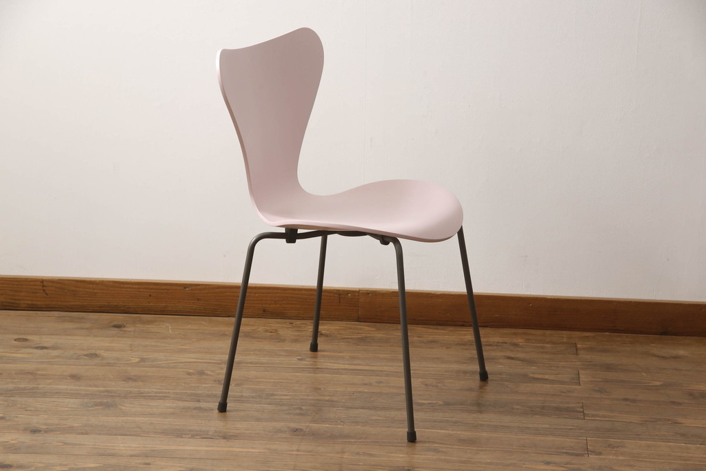 中古　新品同様!!　FRITZ HANSEN(フリッツハンセン)　SERIES 7(セブンチェア)　fh-3107ca-615　カラードアッシュ　ペールローズ(PALE ROSE)　北欧モダンなお部屋におすすめ!シャープな脚がお洒落なダイニングチェア(板座チェア、椅子、イス)(定価約7万円)(R-066553)