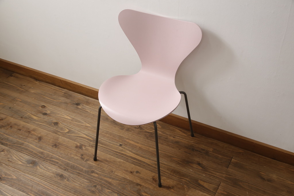 中古　新品同様!!　FRITZ HANSEN(フリッツハンセン)　SERIES 7(セブンチェア)　fh-3107ca-615　カラードアッシュ　ペールローズ(PALE ROSE)　北欧モダンなお部屋におすすめ!シャープな脚がお洒落なダイニングチェア(板座チェア、椅子、イス)(定価約7万円)(R-066553)