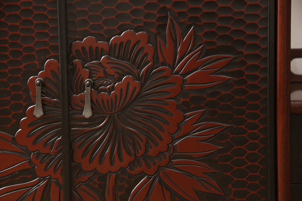 中古　美品　鎌倉彫り　深みのある色合いと細やかな彫刻が美しい飾り棚(定価48万円)(茶棚、戸棚、収納棚)(R-055895)