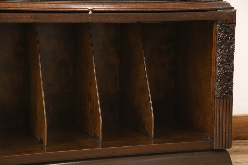 イギリスアンティーク　オーク材　葡萄の彫刻などさりげない演出に品を感じるスライド扉付きブックケース(本箱、戸棚、収納棚、飾り棚、キャビネット)(R-061746)