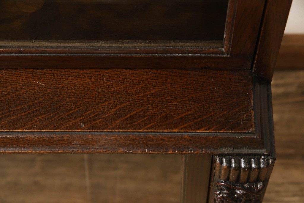 イギリスアンティーク　オーク材　葡萄の彫刻などさりげない演出に品を感じるスライド扉付きブックケース(本箱、戸棚、収納棚、飾り棚、キャビネット)(R-061746)