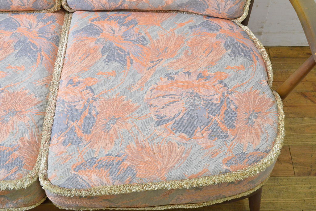 イギリスビンテージ　ERCOL(アーコール)　淡い色味のファブリックが上品な3人掛けソファ(ヴィンテージ、三人掛け、アームソファ、英国、北欧)(R-063033)