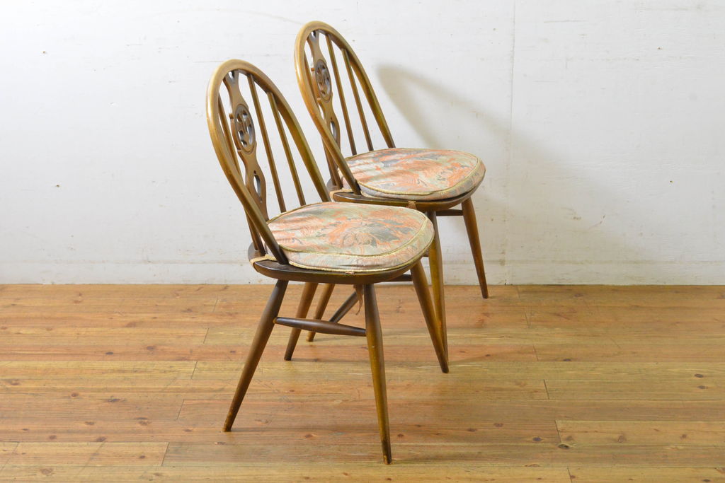 イギリスアンティーク　ERCOL(アーコール)　クッション付き　アザミの透かし彫りが上品な印象を与えるシスルバックチェア2脚セット(椅子、ダイニングチェア、板座チェア、イス)(R-063037)