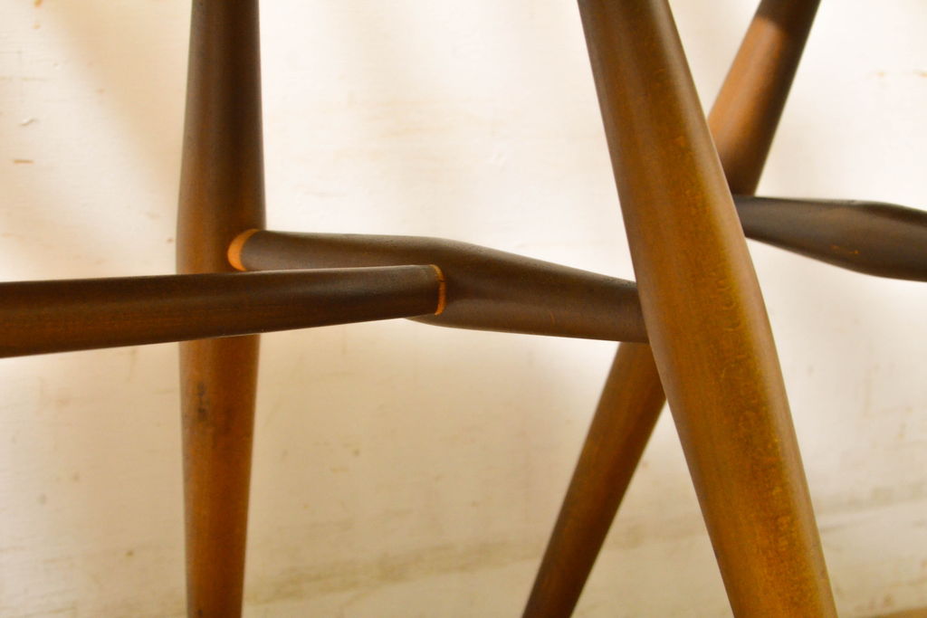 イギリスアンティーク　ERCOL(アーコール)　クッション付き　アザミの透かし彫りが上品な印象を与えるシスルバックチェア2脚セット(椅子、ダイニングチェア、板座チェア、イス)(R-063037)