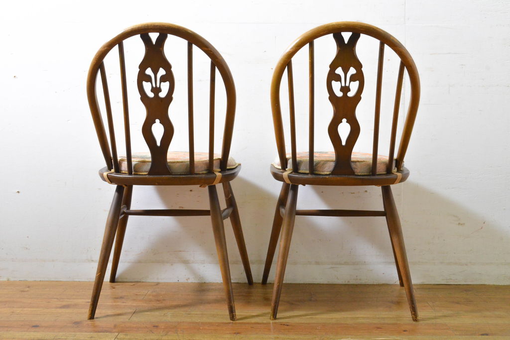 イギリスアンティーク　ERCOL(アーコール)　クッション付き　アザミの透かし彫りが上品な印象を与えるシスルバックチェア2脚セット(椅子、ダイニングチェア、板座チェア、イス)(R-063037)