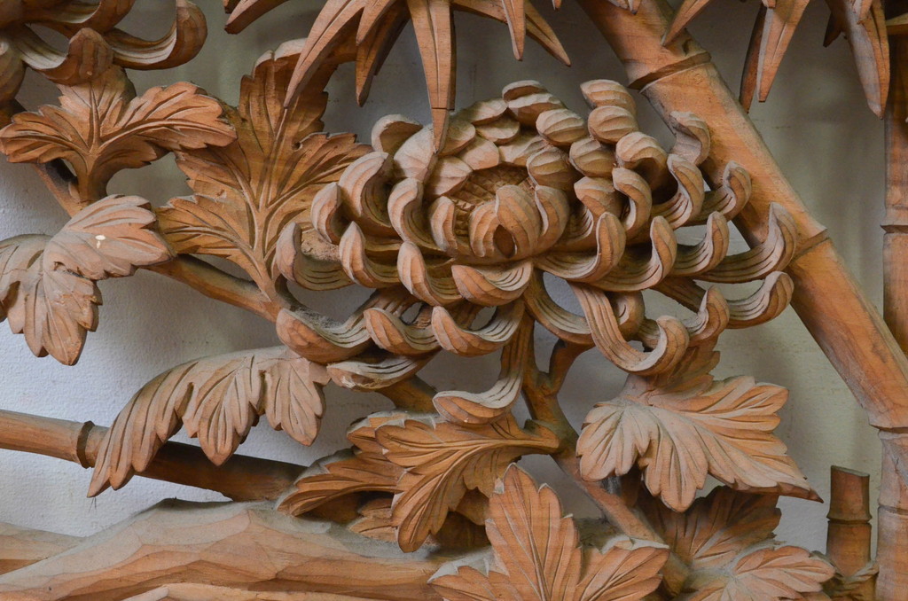 アンティーク建具　越中　井波彫刻　明雲作　繊細な菊・竹・梅のデザインが目を惹く両面彫刻欄間2枚セット(明り取り、明かり取り、在銘)(R-069465)
