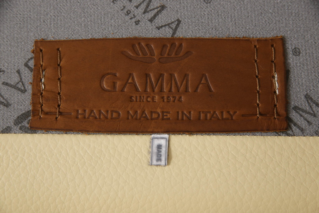 中古　美品　mobili italia(モービリ イタリア)　GAMMA ARREDAMENTI(ガンマ・アレダメンティ)　厚みのある良質な本革が重厚感を生み出す2.5人掛けレザーソファ(2人掛け)(定価約85万円)(R-059855)