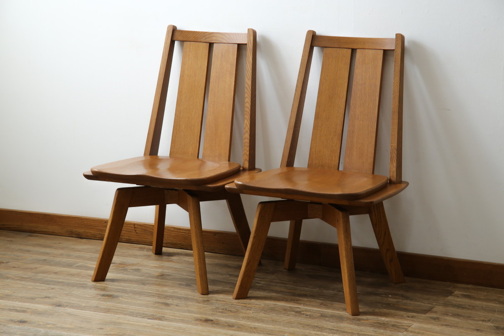 中古　美品　希少な廃番品　飛騨清見工房(HIDA kiyomi koubou)(大日家具工業)　楢(ナラ)材　無垢　ナラ無垢材がふんだんに使用された回転チェア2脚セット(板座チェア、回転イス、ダイニングチェア、椅子、バラ売り可能)(定価2脚で約16万円)(R-080672)