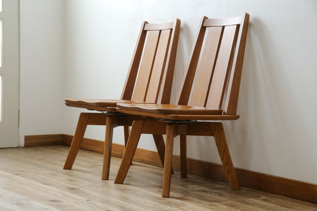 中古　美品　希少な廃番品　飛騨清見工房(HIDA kiyomi koubou)(大日家具工業)　楢(ナラ)材　無垢　ナラ無垢材がふんだんに使用された回転チェア2脚セット(板座チェア、回転イス、ダイニングチェア、椅子、バラ売り可能)(定価2脚で約16万円)(R-080672)