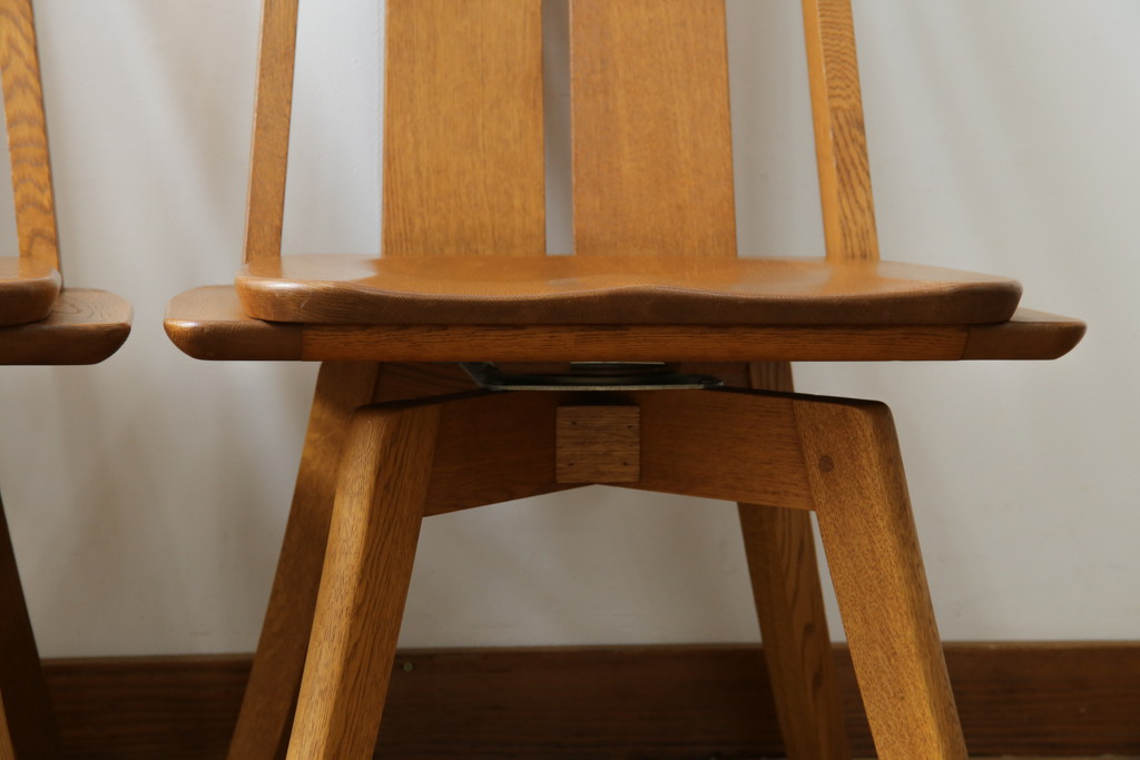中古　美品　希少な廃番品　飛騨清見工房(HIDA kiyomi koubou)(大日家具工業)　楢(ナラ)材　無垢　ナラ無垢材がふんだんに使用された回転チェア2脚セット(板座チェア、回転イス、ダイニングチェア、椅子、バラ売り可能)(定価2脚で約16万円)(R-080672)